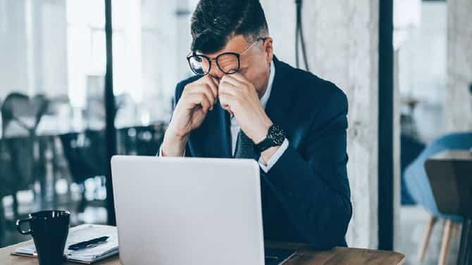 Depression: ऑफीसमध्ये जास्त वेळ काम केल्याने येऊ शकते नैराश्य; असा करा ताण दूर!