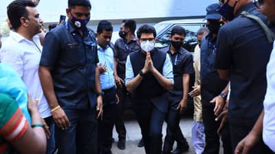 आदित्य ठाकरे यांच्या सुरक्षेत हलगर्जीपणा? सुरक्षारक्षक आहेत पण गाड्या नाहीत!