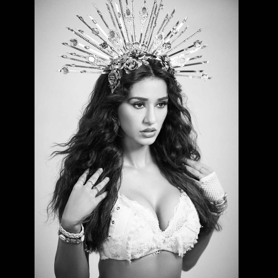 दिशा पटानीचे हे फोटो नेहमीप्रमाणेच तिचा बोल्डनेस दाखवतात. छायाचित्रांमध्ये अभिनेत्री पांढऱ्या रंगाच्या फेदरच्या कपड्यांमध्ये दिसत आहे. या फोटोमध्ये दिशाने पांढऱ्या रंगाचा ब्रॅलेट घातला आहे. त्याचवेळी त्याच्या चेहऱ्यावर एक तेज दिसत आहे 