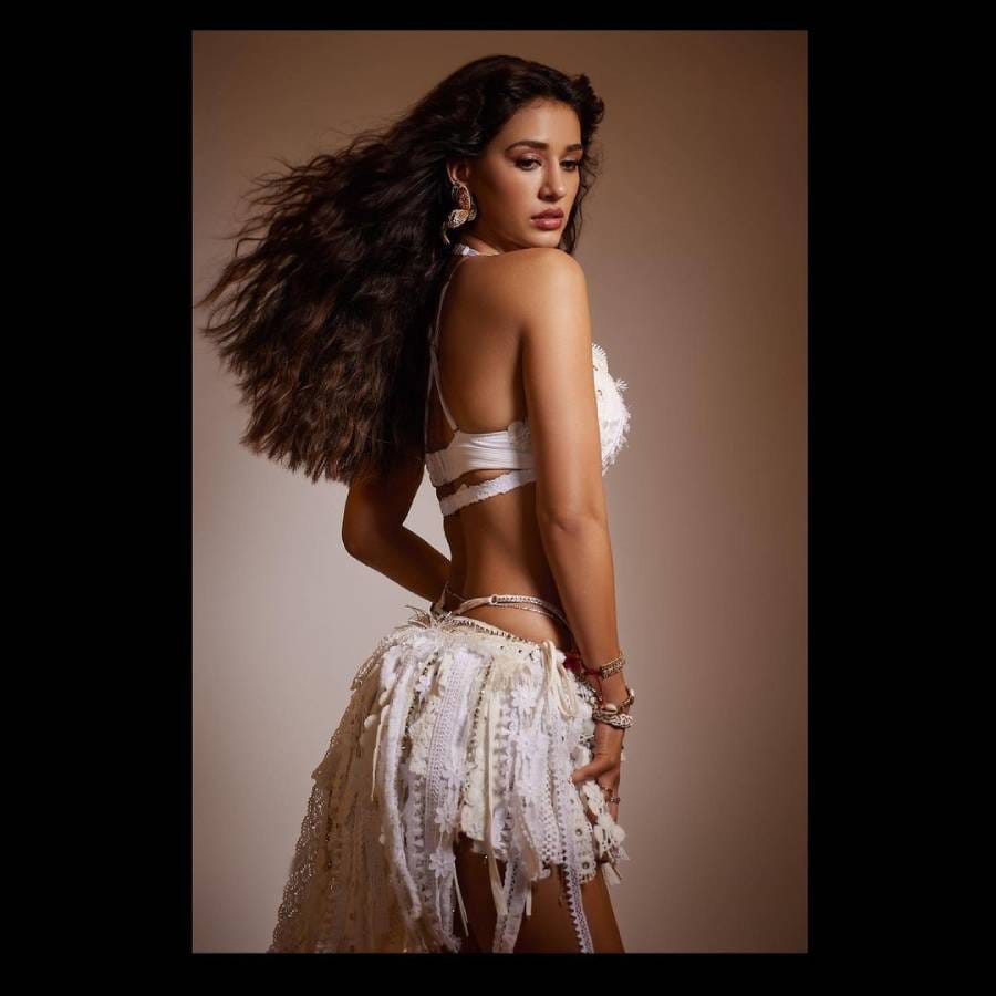 
पुन्हा एकदा तिने  आपल्या फोटोशूटने सोशल मीडियाचा पारा वाढवला ​​आहे. या फोटोंमध्ये दिशाने  ब्राइट कलरच्या ब्रॅलेटसह पांढऱ्या रंगाचा मिनी स्कर्ट घातलेला दिसत आहे. 