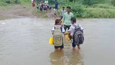 चिमुकल्या विद्यार्थ्यांचा शाळेसाठी जीवघेणा प्रवास, रोज नदी पार करणं धोकादायक!