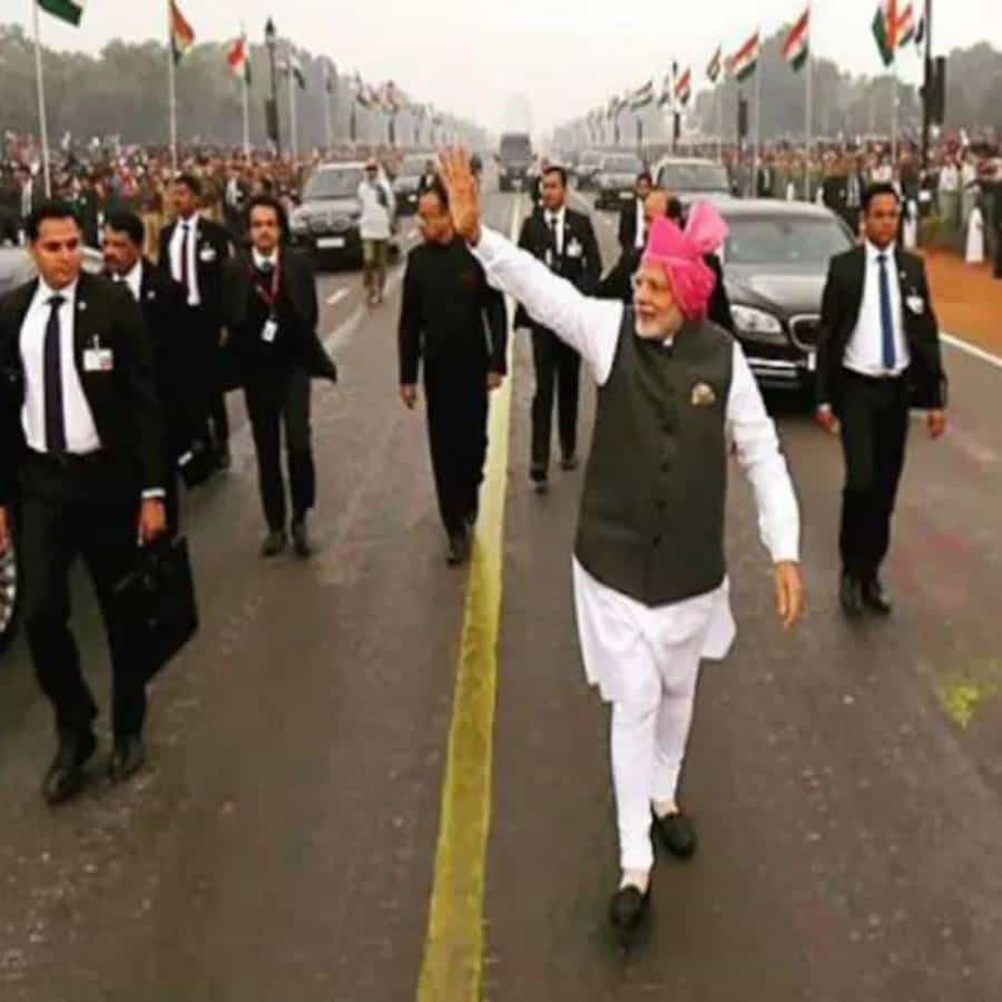 नरेंद्र मोदी!, हे नाव सगळ्यांसाठीच परिचयाचं झालेलंय. भारताच्या पंतप्रधान पदी विराजमान झाल्यापासून ते आतापर्यंत... जगभरात नरेंद्र मोदी हे नाव कानाकोपऱ्यात पोहोचलंय. हे नाव प्रसिद्ध होण्यामागे नरेंद्र मोदी यांच्या कामाचा आवाका, त्यांची राजकीय कारकीर्द तर आहेच. पण यासोबत एक स्टाईल आयकॉन म्हणूनही त्यांच्याकडे पाहिलं जातं. नेहमीच ते आपल्या वेगवेगळ्या स्टाईल स्टेटमेन्टमुळेही चर्चेत राहिलेले आहेत. आज नरेंद्र मोदी यांचा वाढदिवस आहे. त्यानिमित्त त्यांच्या स्टाईलिश अंदाजाचा घेतलेला हा खास आढावा....