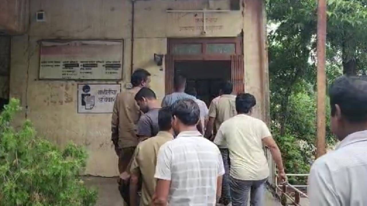 आगार प्रमुखावर जीवघेणा हल्ला, कक्षाची तोडफोड, नेमकं काय घडलं? आगार प्रमुखावर जीवघेणा हल्ला, कक्षाची तोडफोड, नेमकं काय घडलं?