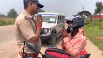 नियम मोडणाऱ्याला पोलिसांकडून मानसम्मान, लग्नात सुद्धा फेटा इतका आदराने घातला गेला नसेल,एक नंबर व्हिडीओ!