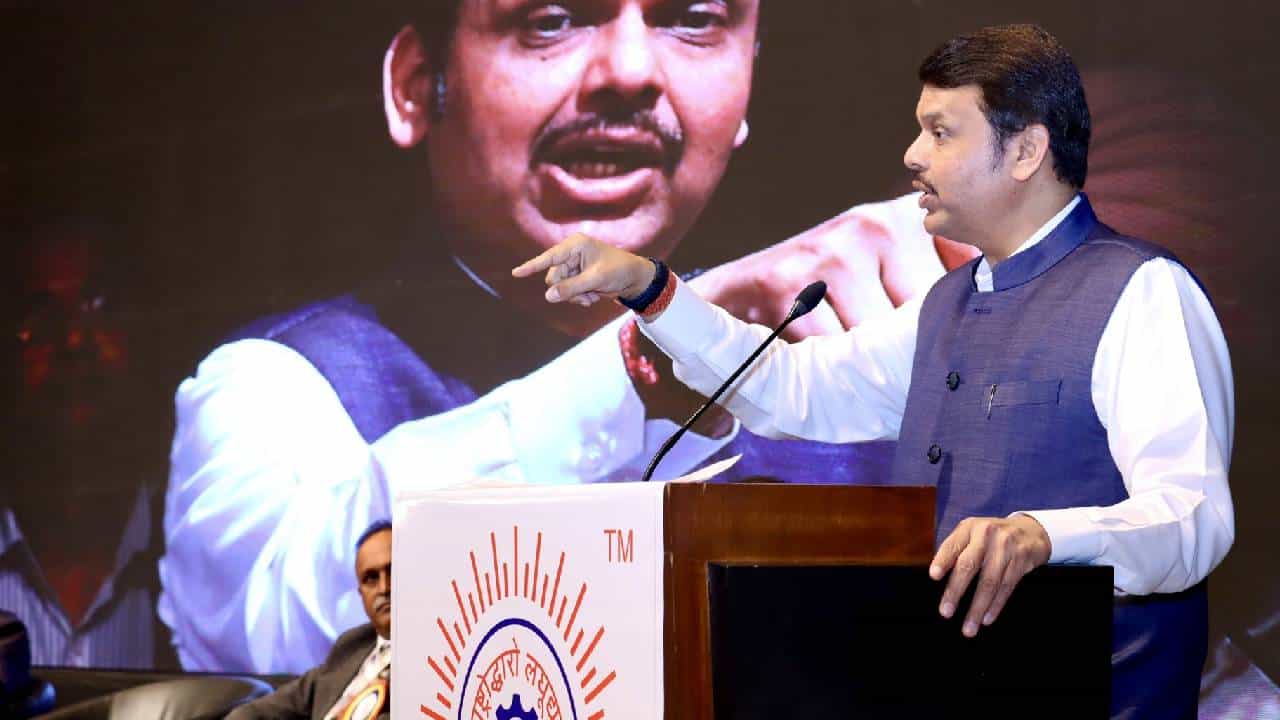 आदित्य ठाकरे महाराष्ट्राची तुलना पाकिस्तानशी करतात याचं आश्चर्य; फडणवीसांचा टोला