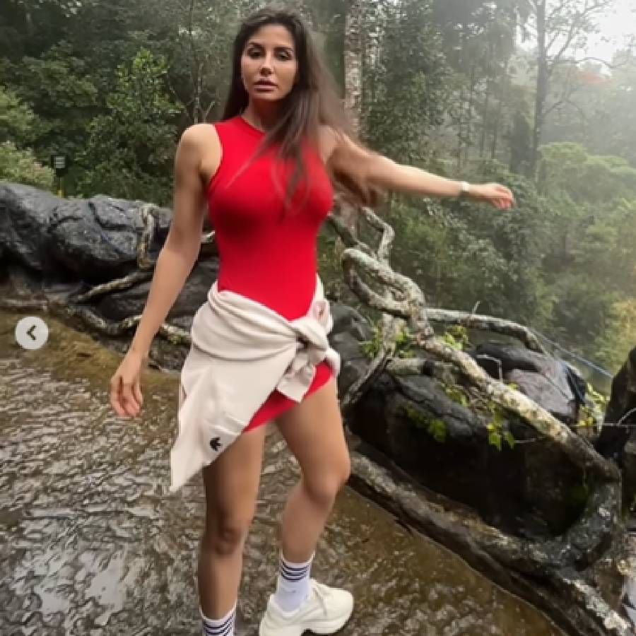 जॉर्जिया एंड्रियानीच्या या व्हिडिओमध्ये ती रेड कलरच्या वन पीस  घातला असून ती  जंगलात जबरदस्त डान्स करताना दिसत आहे.
