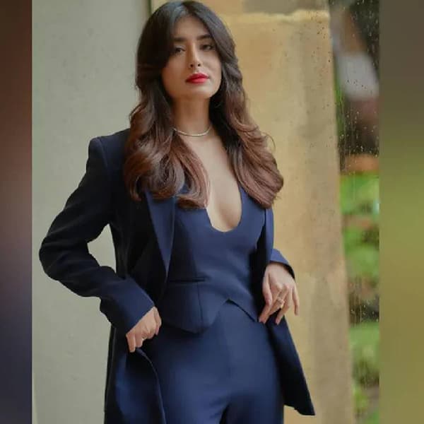 बॉलिवूड अभिनेत्री कृतिका कामरा हिने सोशल मीडियावर नुकताच काही हॉट फोटो शेअर केले आहेत. हे फोटो तिच्या चाहत्यांनाही वाढलेत.