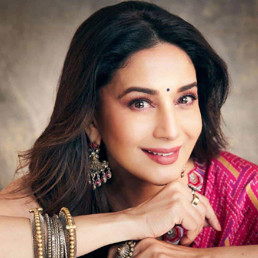 अभिनेत्री माधुरी दीक्षितच्या सौंदर्याचे लाखो चाहते आहेत . ती चित्रपटांपासून दूर गेली असली तरी ती टीव्हीवरील रिअॅलिटी शोमध्ये दिसून येते. याशिवाय तिने ओटीटीवरही पदार्पण केले आहे. सोशल मीडियावर तिच्या सुंदर फोटोंमुळे ती अनेकदा चर्चेत असते. माधुरी दीक्षितने नुकतेच गुलाबी रंगाच्या साडीत सुंदर लूकमधील फोटो शेअर सोशल मीडियावर शेअर केले आहेत.