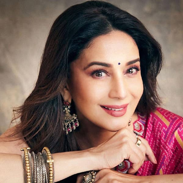 अभिनेत्री माधुरी दीक्षितच्या सौंदर्याचे लाखो चाहते आहेत . ती चित्रपटांपासून दूर गेली असली तरी ती टीव्हीवरील रिअॅलिटी शोमध्ये दिसून येते. याशिवाय तिने ओटीटीवरही पदार्पण केले आहे. सोशल मीडियावर तिच्या सुंदर फोटोंमुळे ती अनेकदा चर्चेत असते. माधुरी दीक्षितने नुकतेच गुलाबी रंगाच्या साडीत सुंदर लूकमधील फोटो शेअर सोशल मीडियावर शेअर केले आहेत.