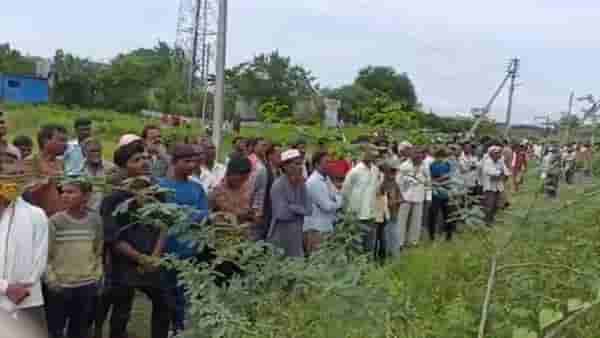 दारू पिण्यासाठी चढले टॉवरवर, पण, अशी झाली पंचाईत...