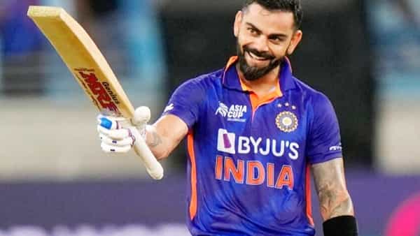 विराट भाऊ जोमातआशिया चषकानंतर सगळीकडे विराटच विराट होऊ लागलं. कारण, तो त्याच्या जुन्या फॉर्ममध्ये परतला. त्यांना चाहत्यांना असलेली शतकाची प्रतीक्षा संपवली. कारण, आयपीएलच्या वेळेस चाहत्यांनी त्याच्यावर चांगलाच राग काढला होता. ती कसर त्यानं आशिया चषकात भरून काढली. विराटनं आशिया चषकात तीन वर्षांपासून सुरू असलेली आंतरराष्ट्रीय शतकाची प्रतीक्षा संपवली. यात कोहलीनं दोन अर्धशतकं आणि एक शतक झळकावलं.