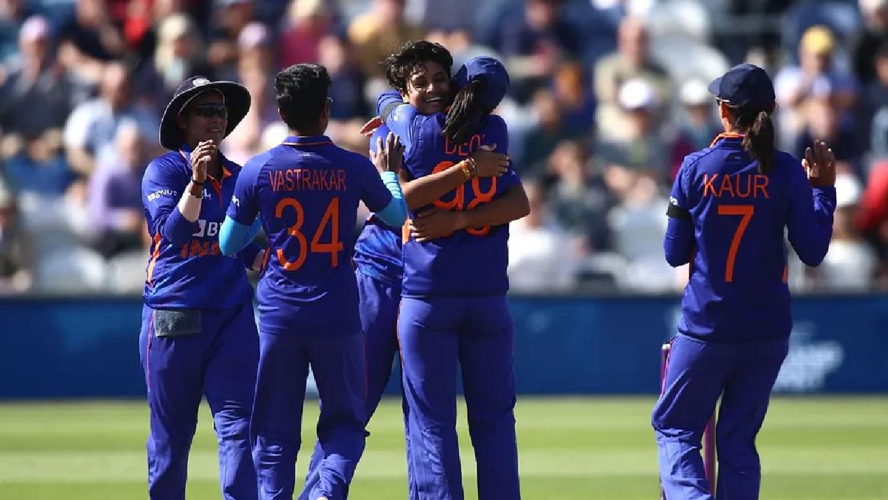 हरमनप्रीत-मंधानानं धू धू धुतलं, इंग्लंडनं गुडघे टेकले, टीम इंडियाचा विजय