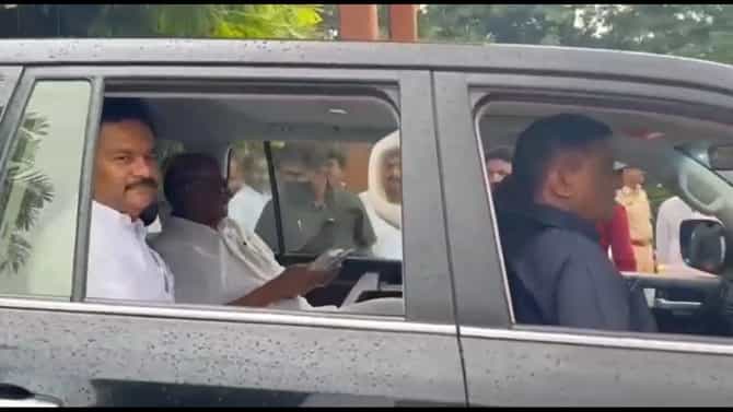 भाजपच्या वाटेवर असलेल्या अभिजीत पाटील यांना शरद पवारांनी वाटेतच गाठले आणि....