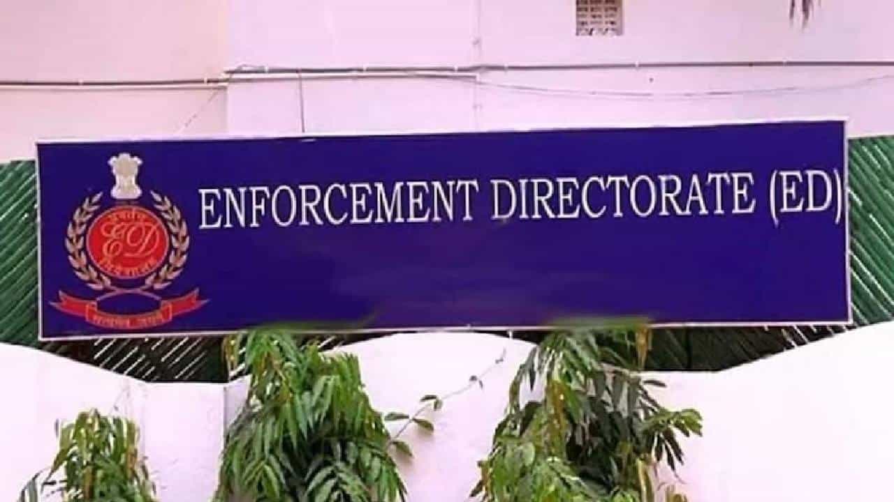 दिल्ली दारु घोटाळा प्रकरणी ईडीची हैदराबादमध्ये छापेमारी, आरोपीचे अनेक बड्या नेत्याशी संबंध