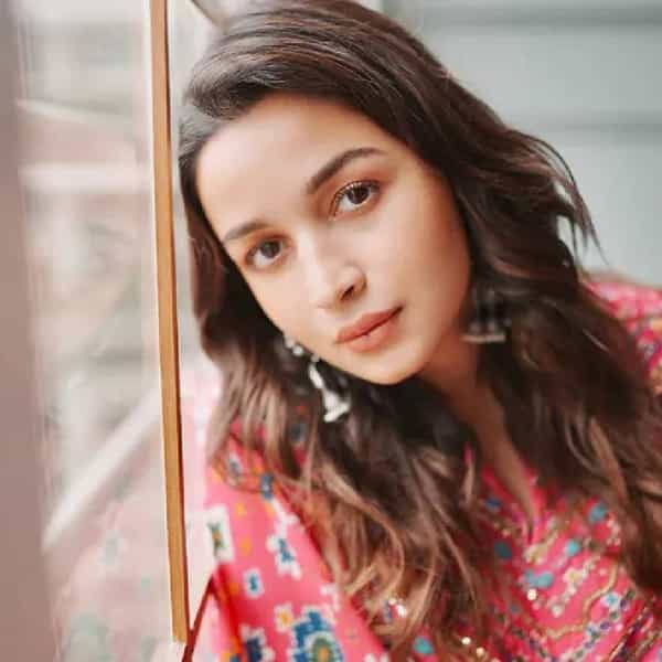 अभिनेत्री आलिया भट्ट सध्या प्रचंड चर्चेत आहे. आलिया आणि रणबीरचा ब्रह्मास्त्र चित्रपट नुकताच रिलीज झालांय. आलिया सोशल मीडियावर कायमच सक्रिय असते.