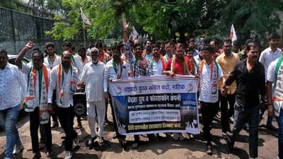 वेदांता-फॉक्सकॉन प्रकल्पावरून राष्ट्रवादी युवक कॉँग्रेस रस्त्यावर, आंदोलन करत...