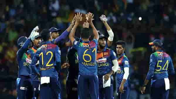 T20 WC आधी श्रीलंकन क्रिकेटमध्ये मोठी घडामोड, या दिग्गजाला मुदतीआधीच दिला निरोप