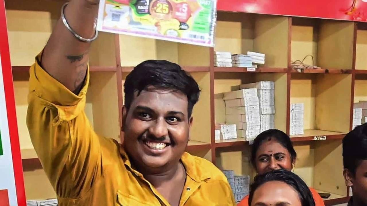 Kerala Lottery Winner: नशीब भारी, रिक्षावाला कर्जबाजारी, पण 25 कोटींच्या लॉटरीने गरीबी संपवली सारी!