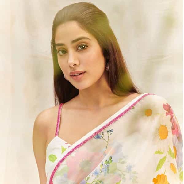 जान्हवी कपूर सध्या बॉलिवूडमधील सर्वात व्यस्त अभिनेत्रींपैकी एक आहे. ती आतापर्यंत अनेक चित्रपटांमध्ये दिसली आहे. अभिनेत्री सोशल मीडियावरही खूप सक्रिय असते आणि तिचे फोटो आणि व्हिडिओ चाहत्यांसह शेअर करत असते.