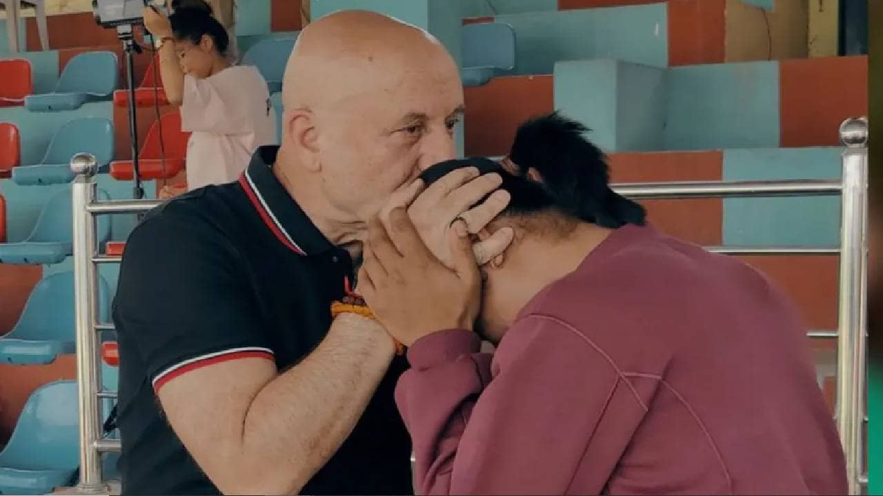 Anupam kher : अनुपम खेर यांचा रियल लाइफमधील हिरो कोण? नाव ऐकून तुम्ही हैराण व्हाल