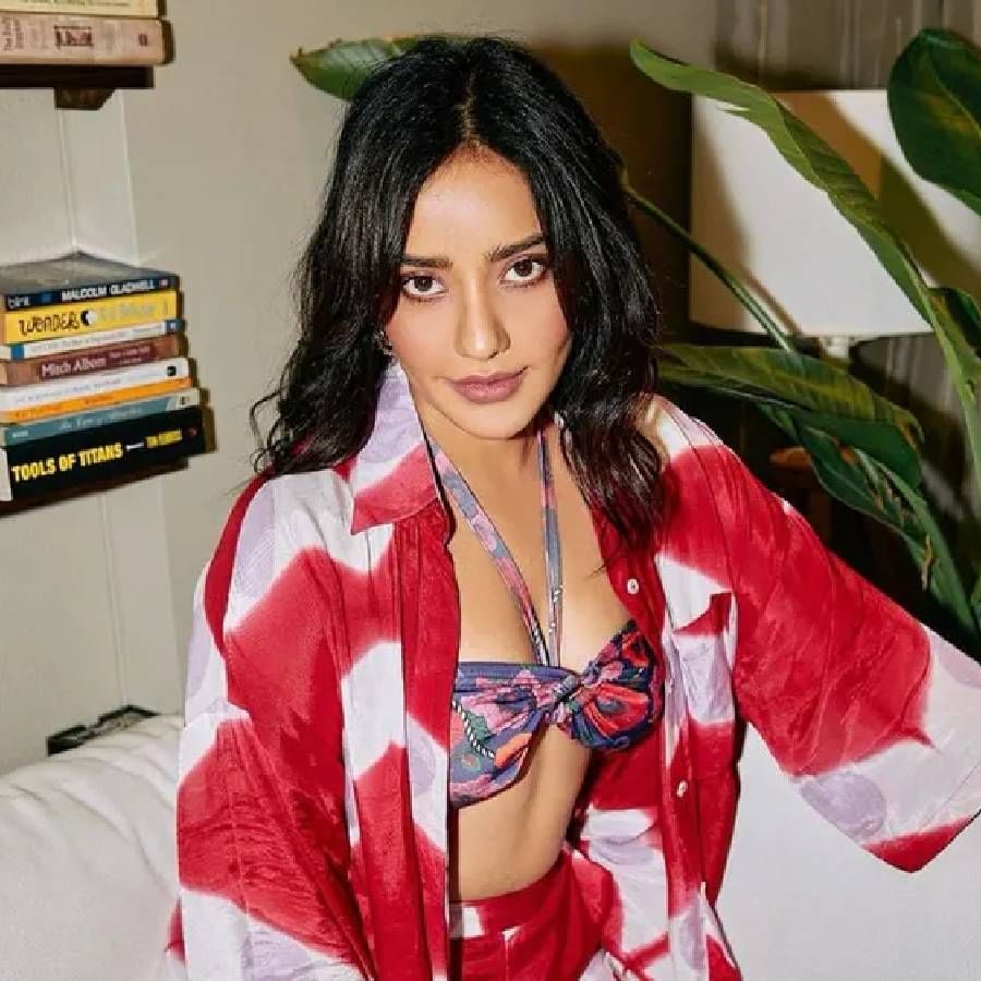 नेहाने नुकताच शेअर केलेल्या फोटोंमध्ये तिने ब्रासोबत स्कर्ट घातला आहे. या फोटोंमध्ये नेहाचा लूक जबरदस्त दिसतोय.