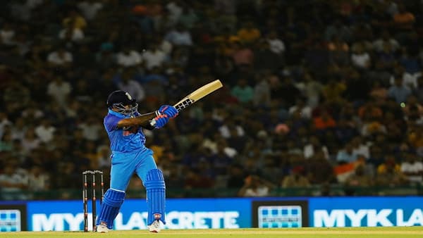 Suryakumar Yadav : सूर्यकुमार यादवने मारलेला खतरूड सिक्सचा व्हिडीओ व्हायरल