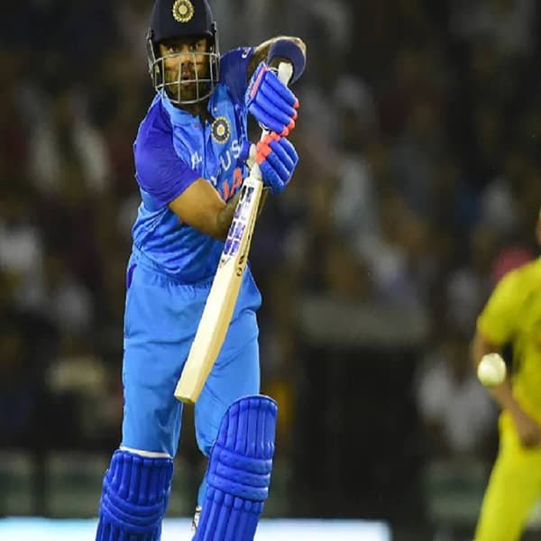 टीम इंडियाचा स्फोटक फलंदाज सूर्यकुमार यादव आयसीसी टी 20 रँकिंगमध्ये तिसऱ्या नंबरवर पोहोचला आहे. बुधवारी नव्याने रँकिंगची यादी प्रसिद्ध झाली. सूर्यकुमारच्या क्रमवारीत एका स्थानाची सुधारणा झाली. 780 रेटिंग पॉइंटसह तो तिसऱ्या नंबरवर पोहोचलाय. (PTII)