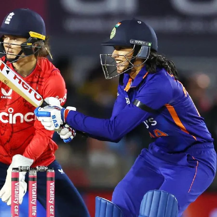कॅंटरबरीमध्ये इंग्लंडविरुद्धच्या दुसऱ्या एकदिवसीय सामन्यात फलंदाजी करताना तिनं 40 धावा केल्या. यावेळी  एकदिवसीय क्रिकेटमध्ये तिनं 3 हजार धावा पूर्ण केल्या. 3 हजार धावा पूर्ण करणारी मंधाना भारताची तिसरी महिला क्रिकेटपटू ठरली आहे.