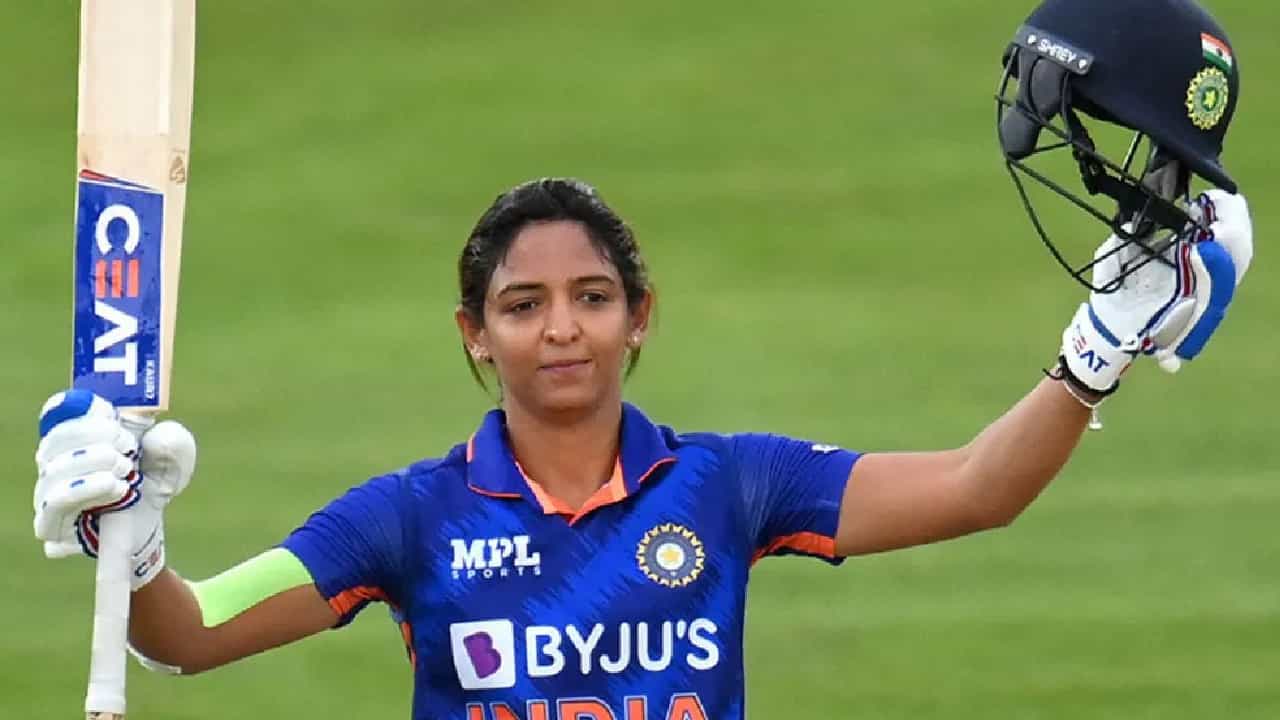 सलग 4 चेंडूत 6, 4, 4, 4.... हरमनप्रीत कौरचं शतक, इंग्लंडला धू धू धुतलं