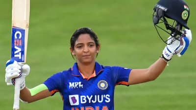 सलग 4 चेंडूत 6, 4, 4, 4.... हरमनप्रीत कौरचं शतक, इंग्लंडला धू धू धुतलं
