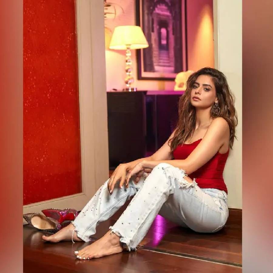 आमनाने शेअर केलेले फोटो सोशल मीडियावर तूफान व्हायरल देखील होतात. नुकताच आमना मालदीवमधून परत आलीये. 