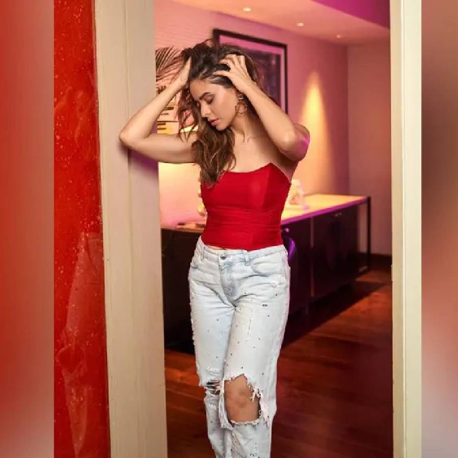 व्हायरल होणाऱ्या फोटोंमध्ये आमनाने पांढऱ्या जीन्ससह लाल टॉप कॅरी केले आहे. हे फोटो सोशल मीडियावर व्हायरल होत आहेत. 