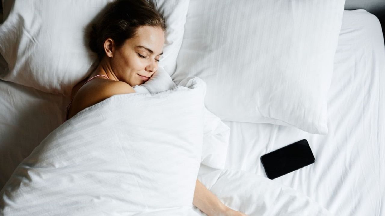 तुम्हालाही उशीखाली मोबाईल ठेवून झोपायची सवय आहे का?  व्हा सावधान !