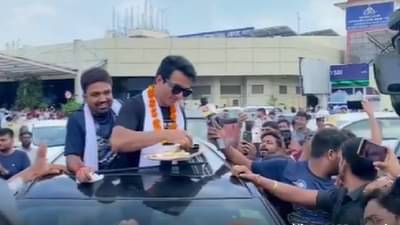 Sonu sood: बिहारमध्ये सोनू सूदने घेतला चाहत्याने आणलेल्या पदार्थाचा आस्वाद