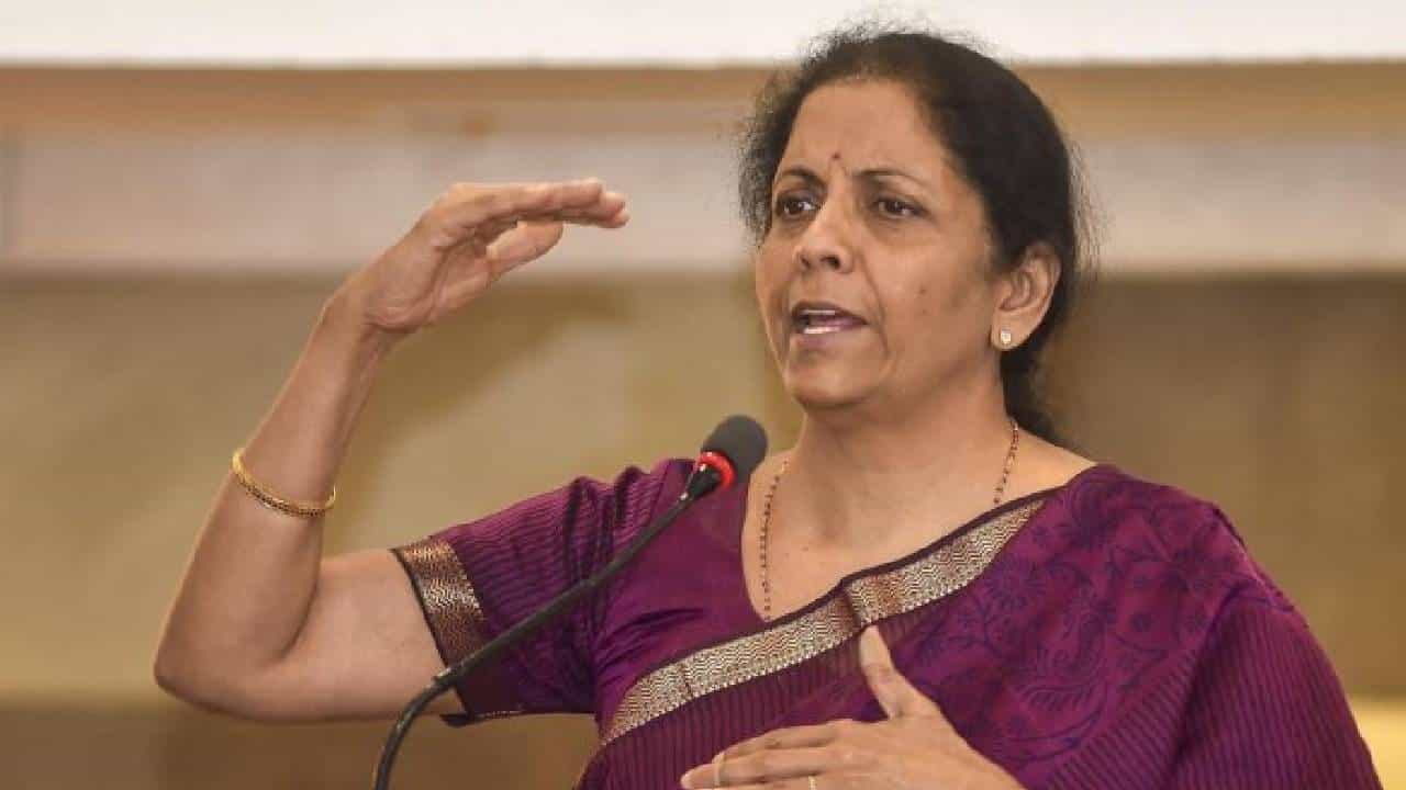 मॅडम माझं कुटुंब वर्षानुवर्षे भाजपचं काम करतं, फक्त एवढं काम करा, कार्यकर्त्याच्या विनंतीवर सीतारमण भडकल्या