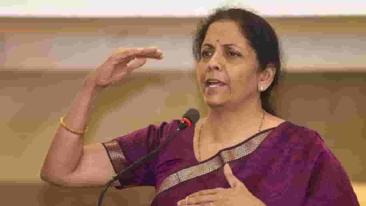 मॅडम माझं कुटुंब वर्षानुवर्षे भाजपचं काम करतं, फक्त एवढं काम करा, कार्यकर्त्याच्या विनंतीवर सीतारमण भडकल्या मॅडम माझं कुटुंब वर्षानुवर्षे भाजपचं काम करतं, फक्त एवढं काम करा, कार्यकर्त्याच्या विनंतीवर सीतारमण भडकल्या