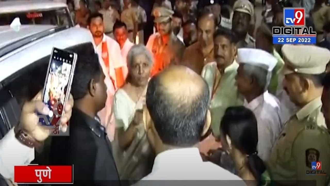 ...अन् निर्मला सीतारमण भडकल्या, कार्यकर्त्याला झाप झाप झापलं; पुण्यात नेमकं काय घडलं?