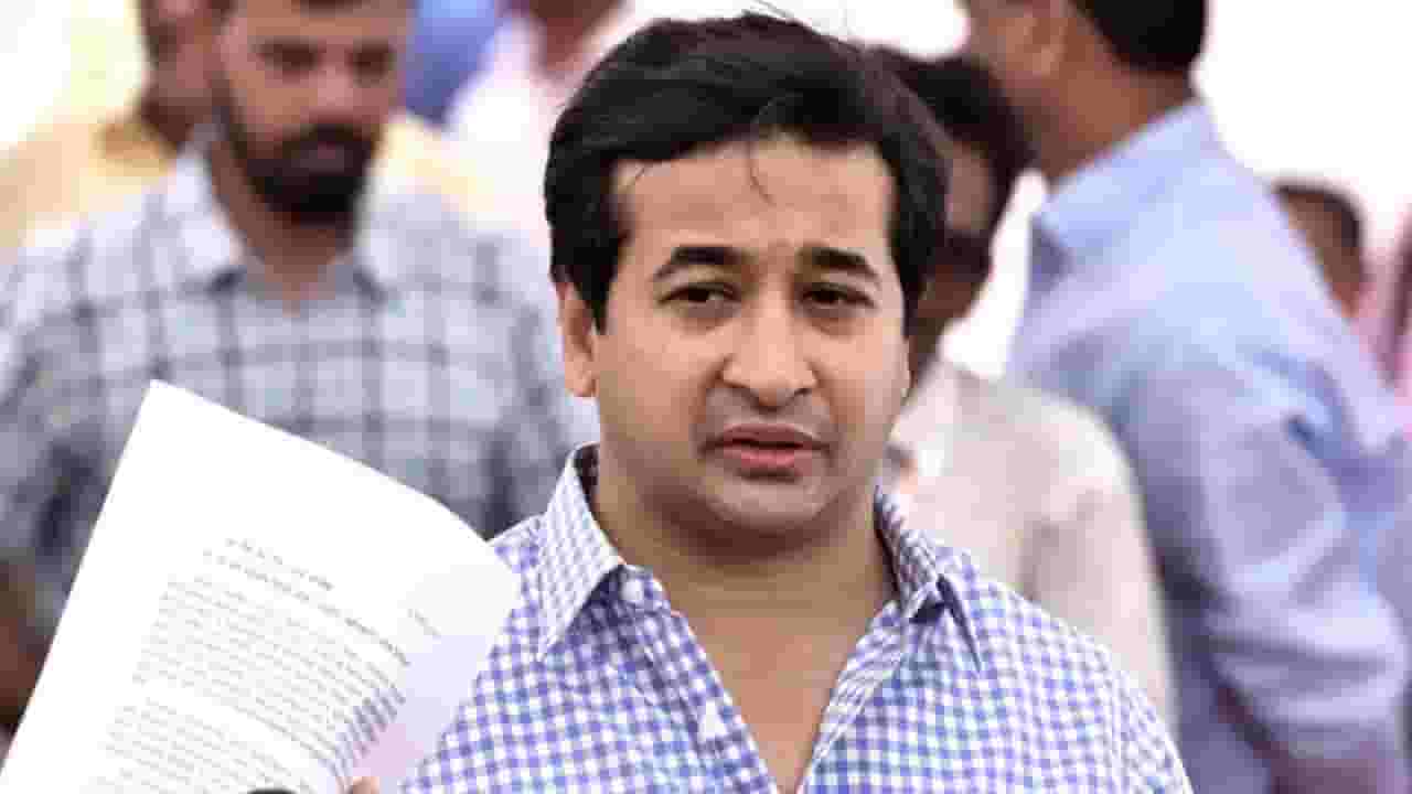 Nitesh Rane : '...म्हणून मराठी माणूस मुंबईतून हद्दपार होतोय' फडणवीसांना लिहिलेल्या पत्रातून नितेश राणेंचा गंभीर आरोप Nitesh Rane : '...म्हणून मराठी माणूस मुंबईतून हद्दपार होतोय' फडणवीसांना लिहिलेल्या पत्रातून नितेश राणेंचा गंभीर आरोप