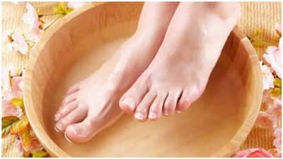 आपके पाँव देखे... मळ साचल्याने पाय झाले काळे? या उपायांनी Foot Tanning करा दूर