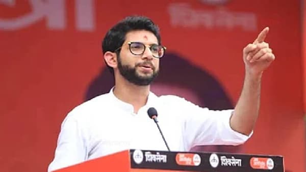 खोके कुणाकडे किती पोहोचले यावरून आता आमदारांमध्ये भांडण, आदित्य ठाकरे यांचा खोचक टोला