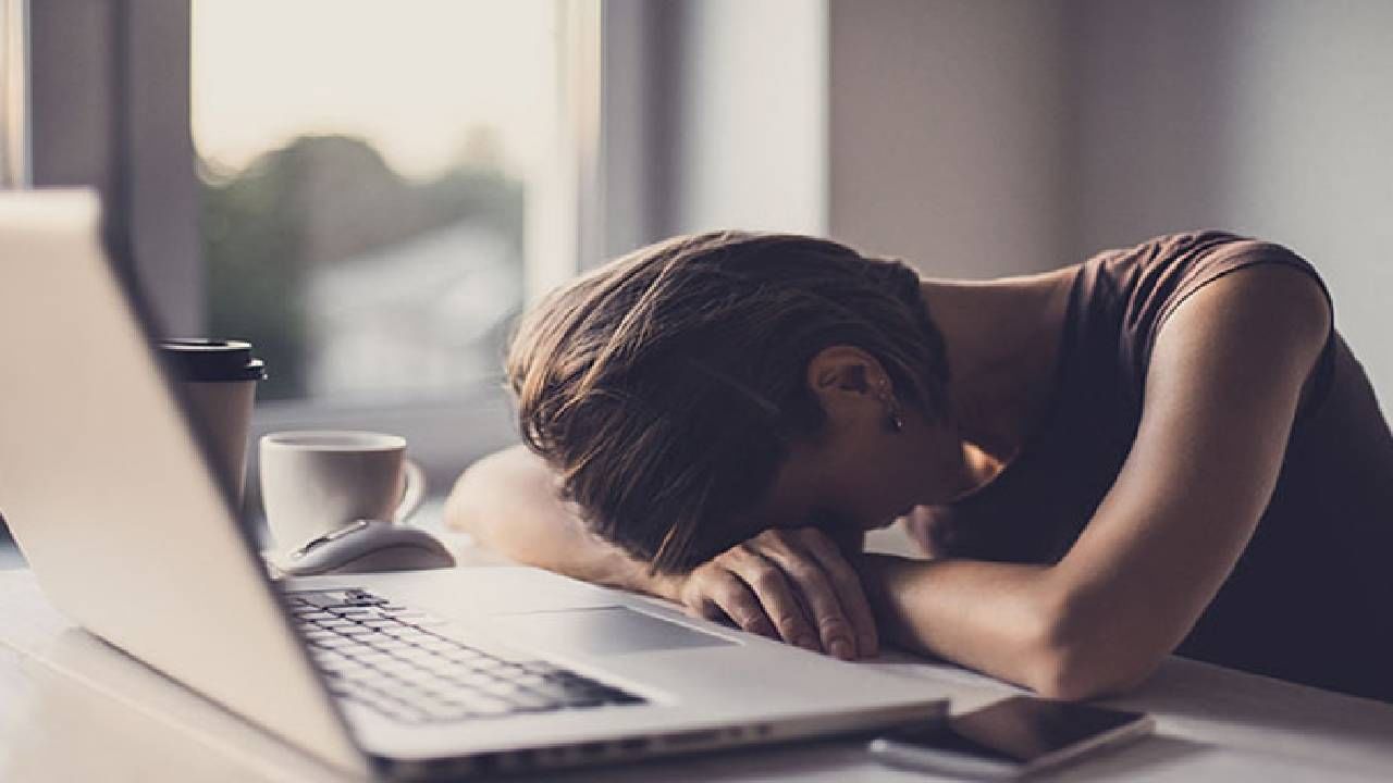Burnout Syndrome: काय आहे बर्नआऊट सिंड्रोम? तुमच्या प्रोफेशनल जीवनावर होतो परिणाम; जाणून घ्या 10 मोठे संकेत Burnout Syndrome: काय आहे बर्नआऊट सिंड्रोम? तुमच्या प्रोफेशनल जीवनावर होतो परिणाम; जाणून घ्या 10 मोठे संकेत