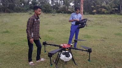 कला शाखेच्या विद्यार्थ्याची कमाल, शेती उपयोगी फवारणीसाठी बनवला ड्रोन