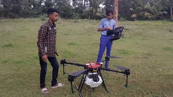 कला शाखेच्या विद्यार्थ्याची कमाल, शेती उपयोगी फवारणीसाठी बनवला ड्रोन