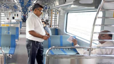 फर्स्ट क्लासचा पास काढलेल्यांसाठी फर्स्ट क्लास बातमी! AC लोकलने प्रवास करता येणार, पण...