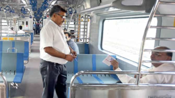 फर्स्ट क्लासचा पास काढलेल्यांसाठी फर्स्ट क्लास बातमी! AC लोकलने प्रवास करता येणार, पण...