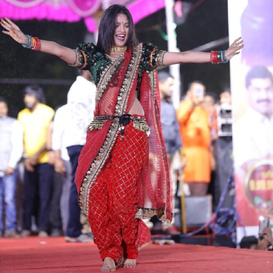 गौतमी पाटीलच्या डान्सने अख्या महाराष्ट्राला वेड लावलं आहे. सध्या गौतमीचे दहीहंडीच्या कार्यक्रमातील काही व्हिडीओ सोशल मीडियावर व्हायरल होत आहेत.