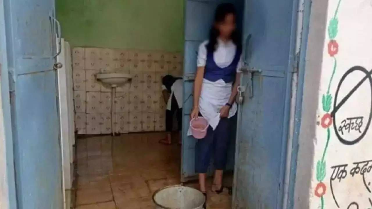 सरकारी शाळेतील फोटो व्हायरल! विद्यार्थ्यांचे शौचालय साफ करताना फोटो,कडक