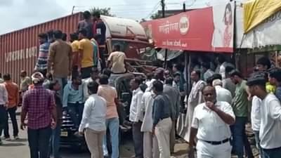 गुरुदेव वैद्यकीय रुग्णालयासमोर भीषण अपघात, ट्रकने दोन एमबीबीएसच्या विद्यार्थ्यांना चिरडले