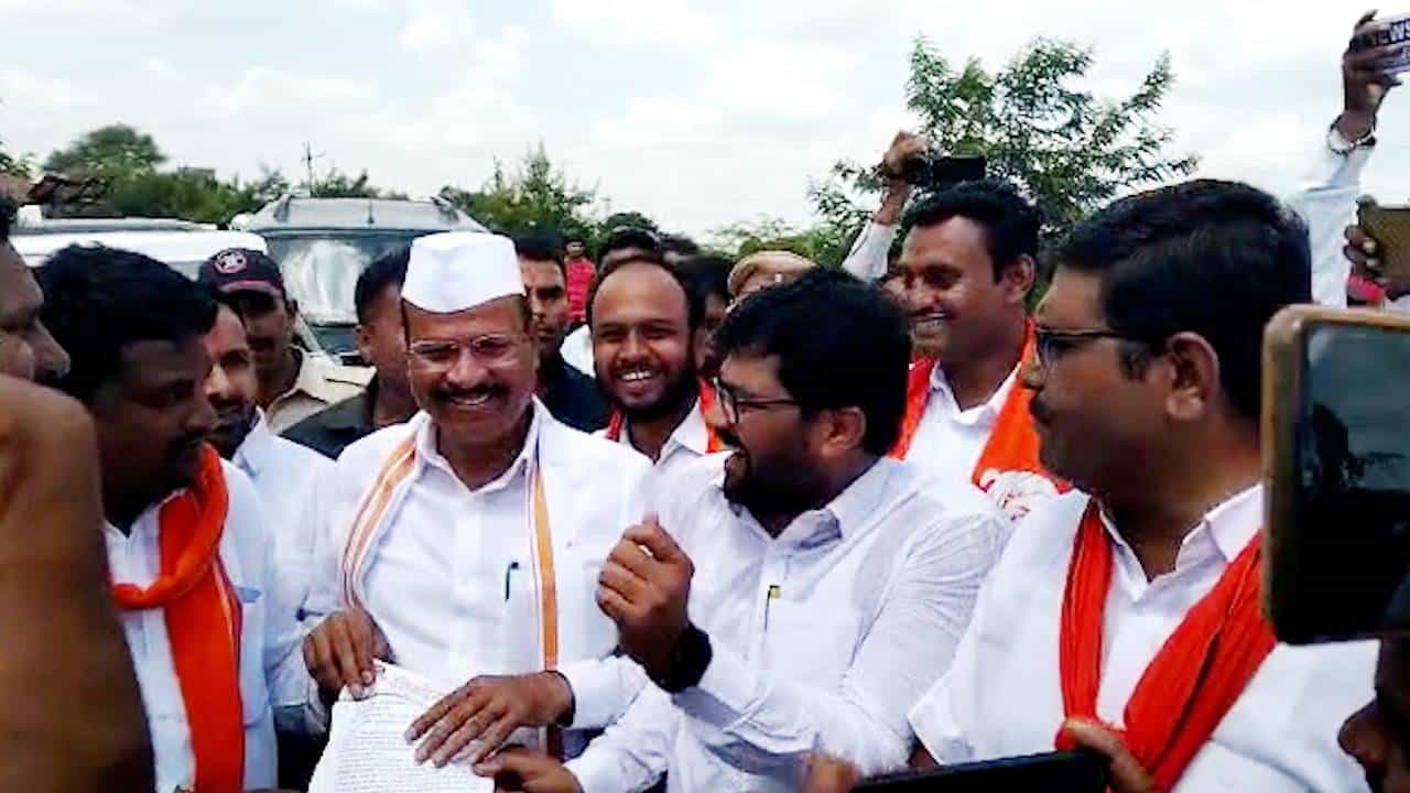 शिवसैनिकांनी अब्दुल सत्तारांचा ताफा रोखला; अचानक झालेल्या आंदोलनाने पोलिसांची तारांबळ