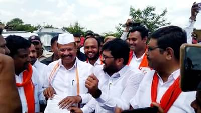 शिवसैनिकांनी अब्दुल सत्तारांचा ताफा रोखला; अचानक झालेल्या आंदोलनाने पोलिसांची तारांबळ